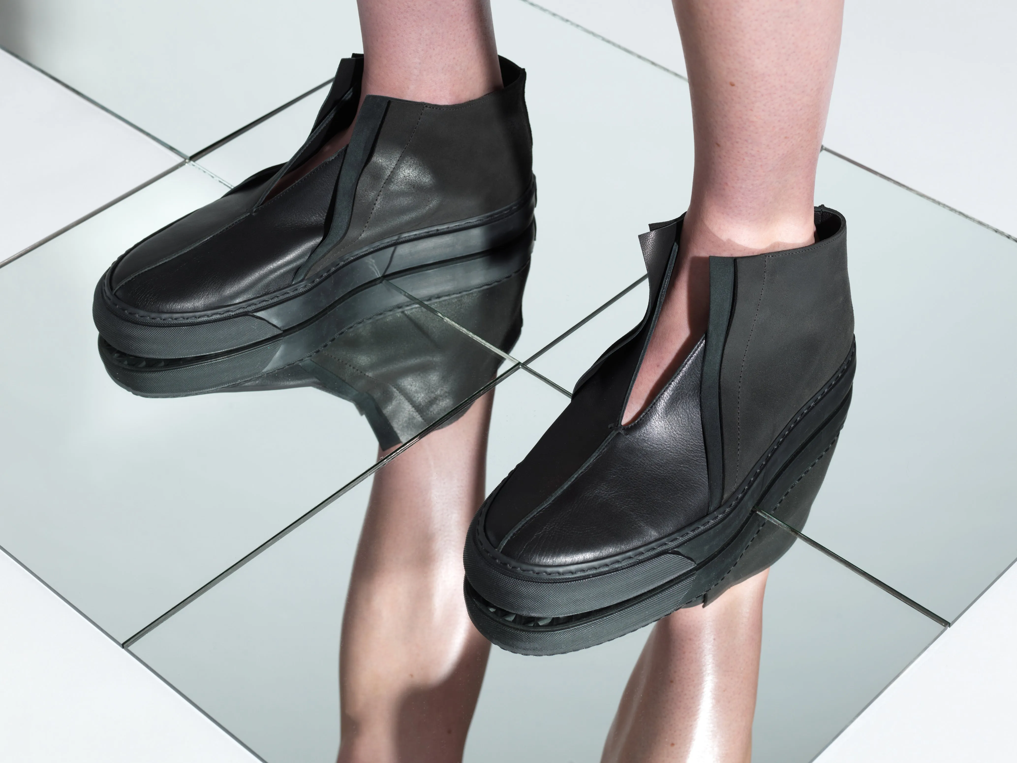 K8 / ALL BLACK / UNISEX LEATHER SNEAKER